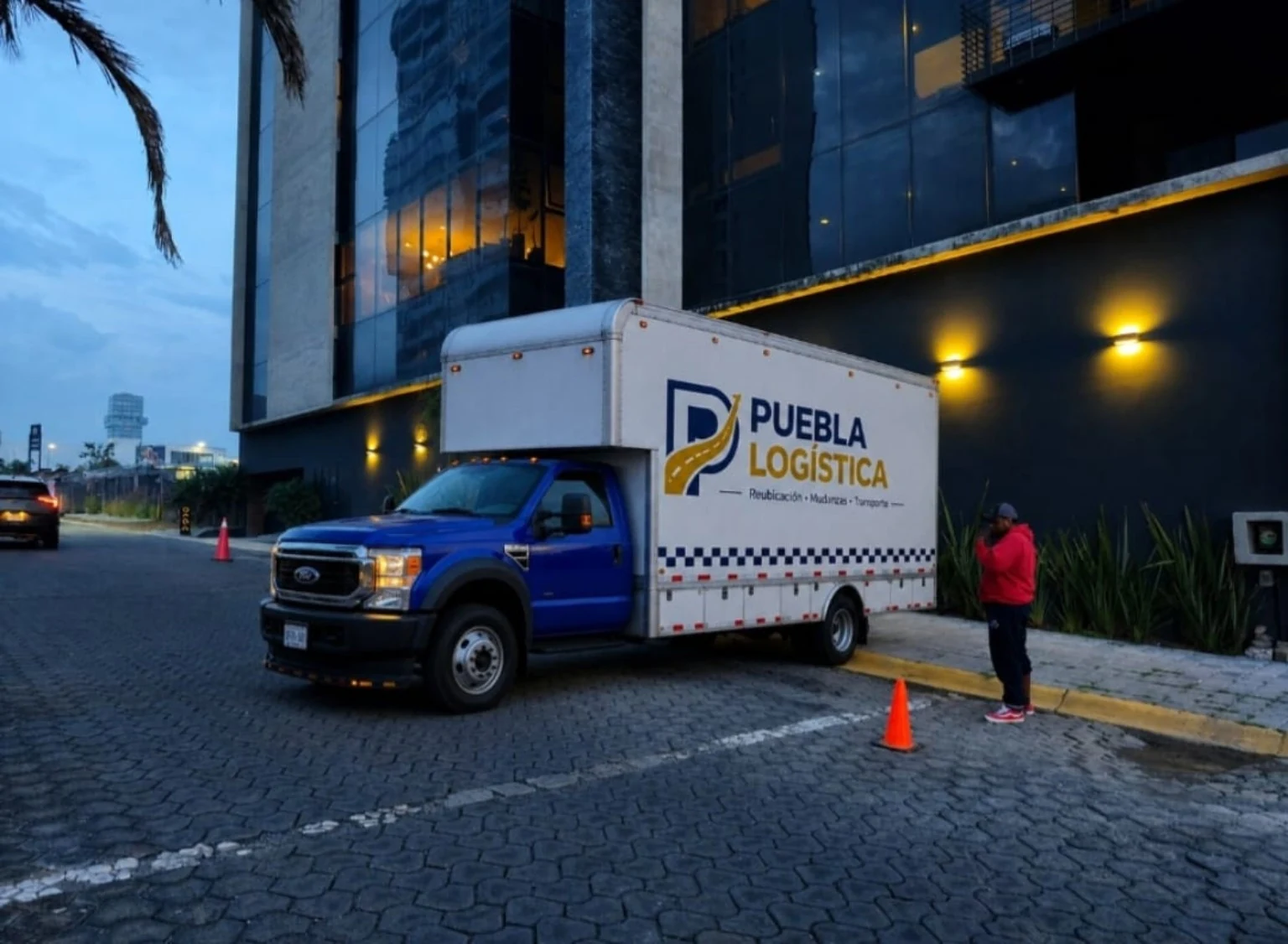 Unidad azul de Puebla Logística con logotipo exterior